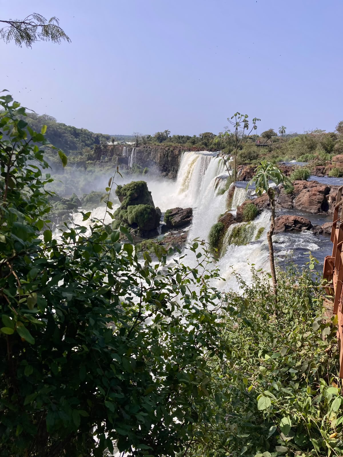 Quedas das Cataratas vistas entre árvores e vegetação