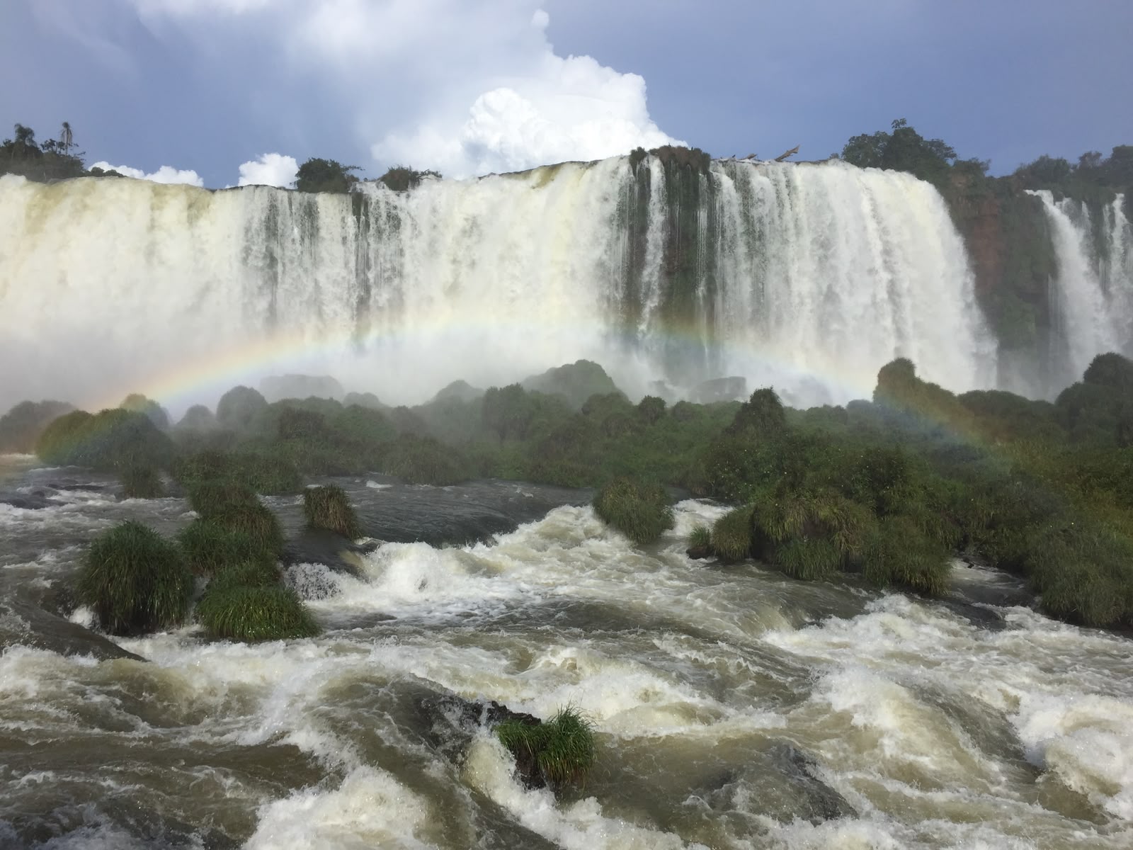 Panorama das quedas e das águas das Cataratas
