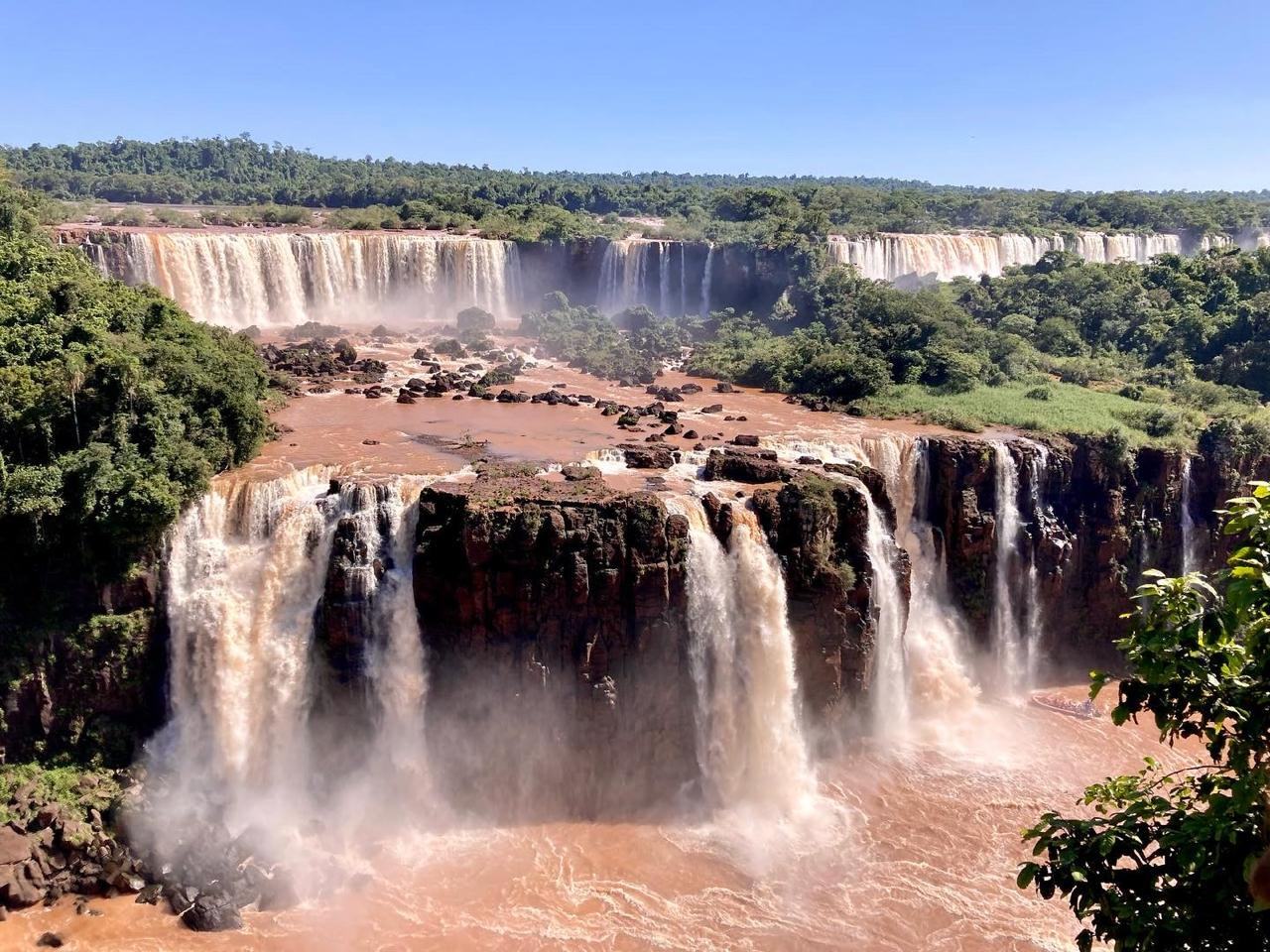 Vista panorâmica das quedas das Cataratas do Iguaçu pelo lado brasileiro