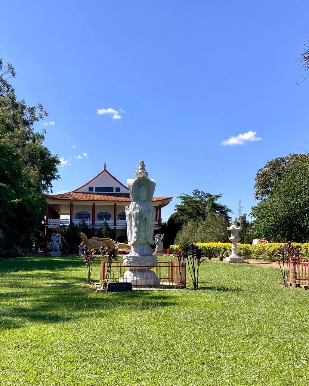 Estátua nos jardins do Templo Budista de Foz do Iguaçu