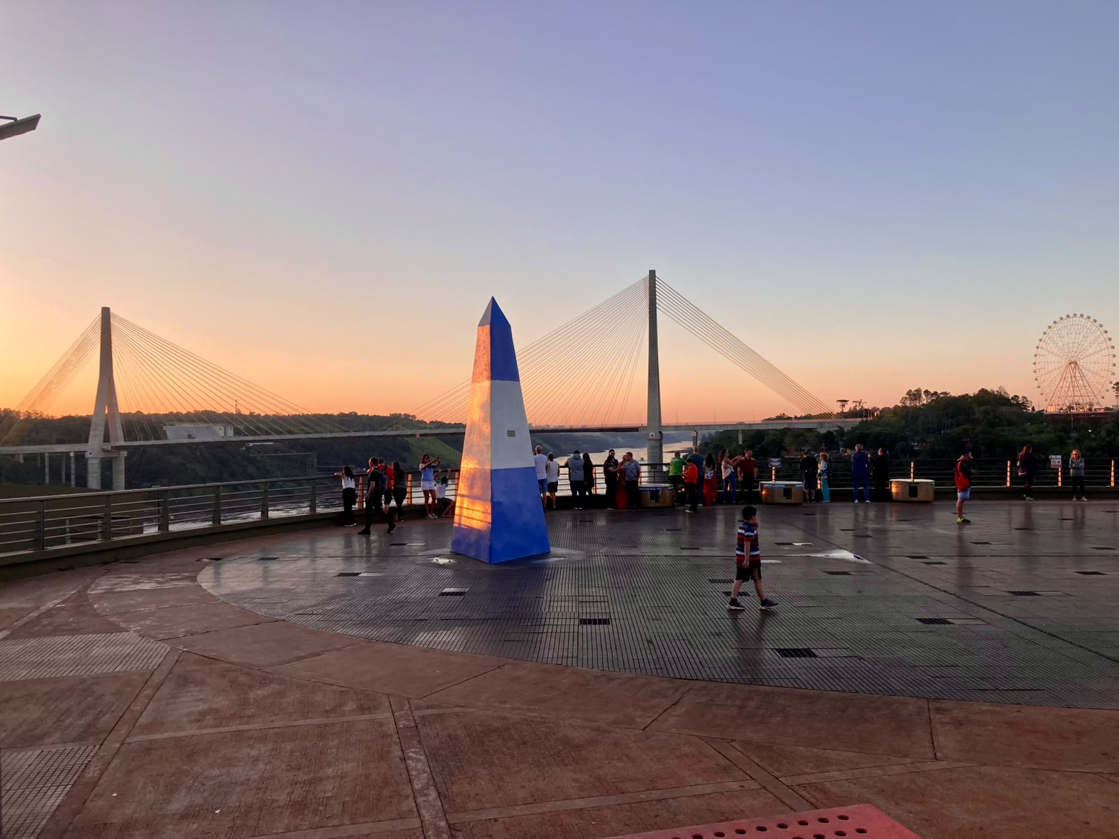 Obelisco argentino no Marco das Três Fronteiras ao pôr do sol