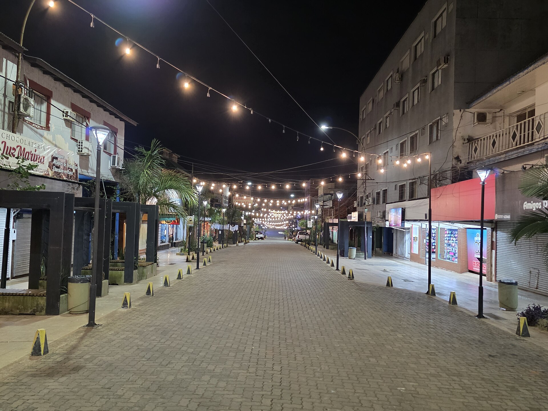 Avenida Brasil iluminada em Puerto Iguazú